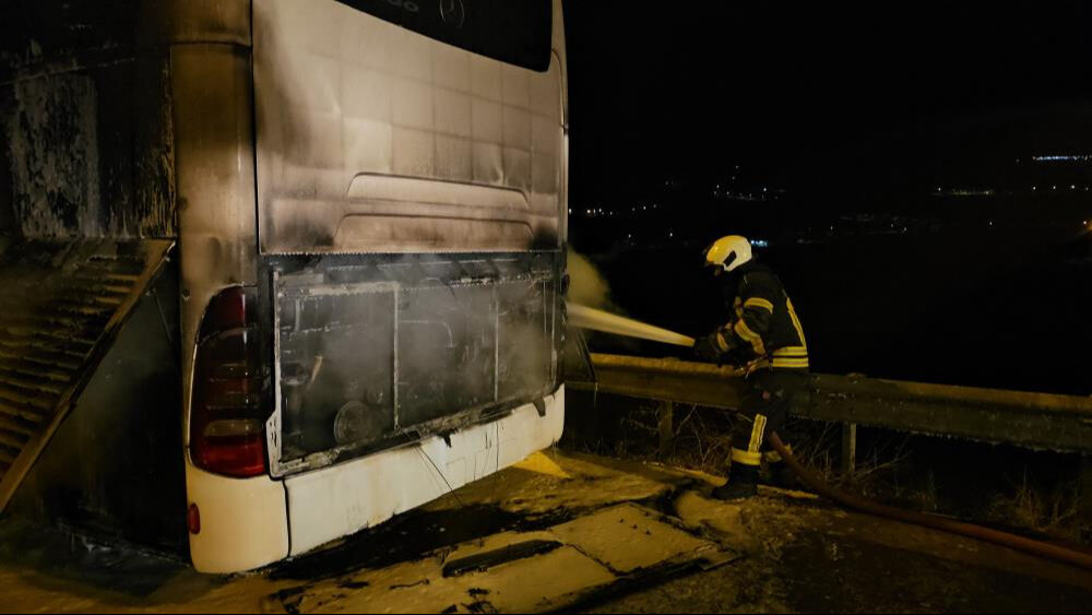 Kayseri'de sıcak saatler! Turistleri taşıyan otobüs cayır cayır yandı Kayseri'de sıcak saatler! Turistleri taşıyan otobüs cayır cayır yandı - 2. Resim