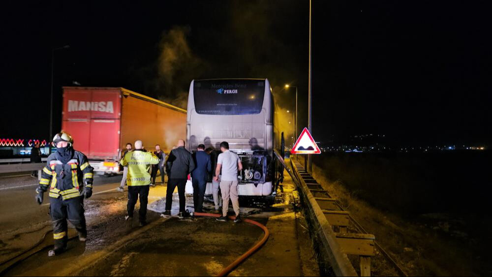 Kayseri'de sıcak saatler! Turistleri taşıyan otobüs cayır cayır yandı Kayseri'de sıcak saatler! Turistleri taşıyan otobüs cayır cayır yandı - 1. Resim