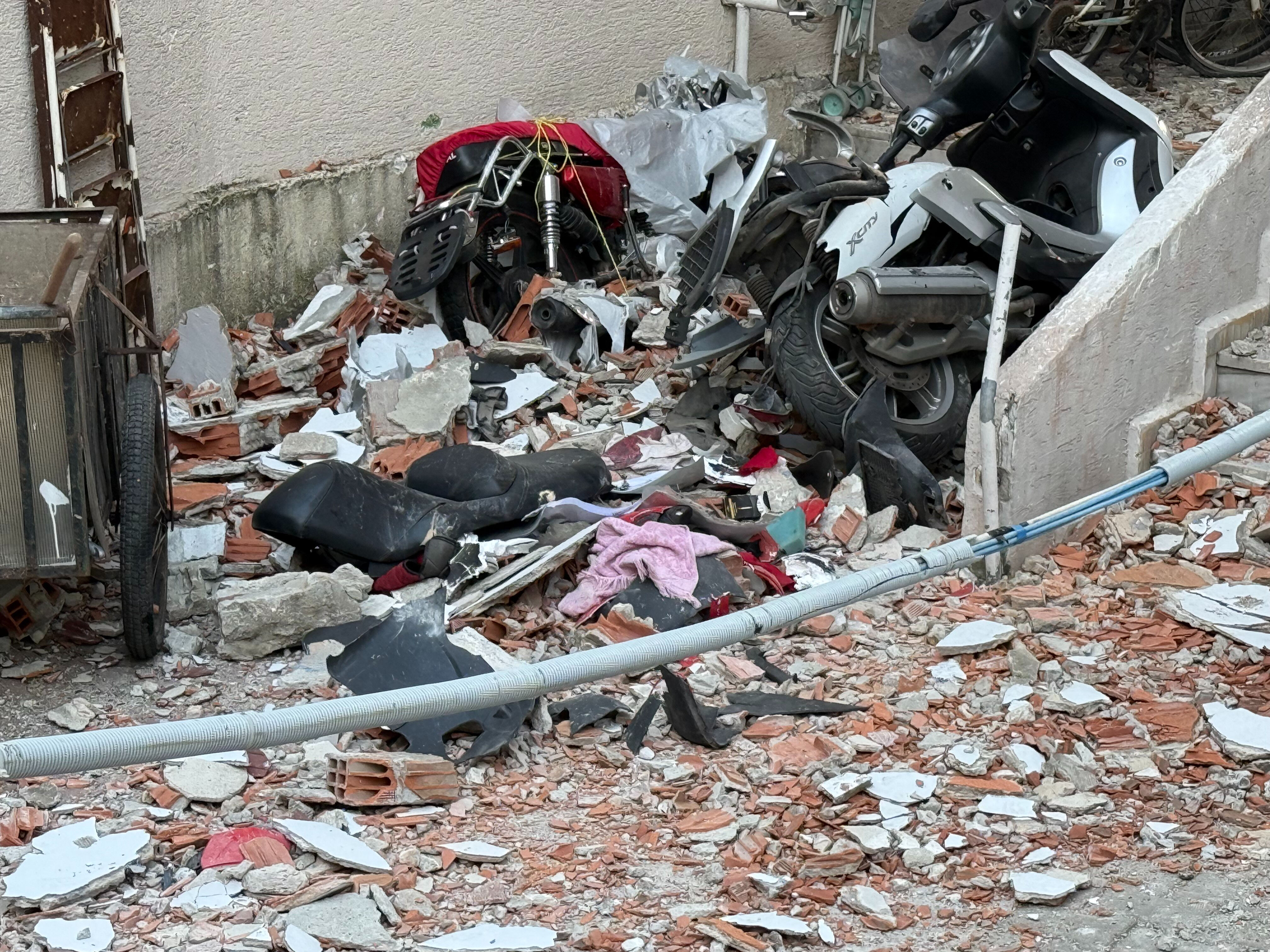 Kumburgaz'da korkunç anlar! 6.2'lik deprem bina duvarlarını böyle yıktı - 1. Resim