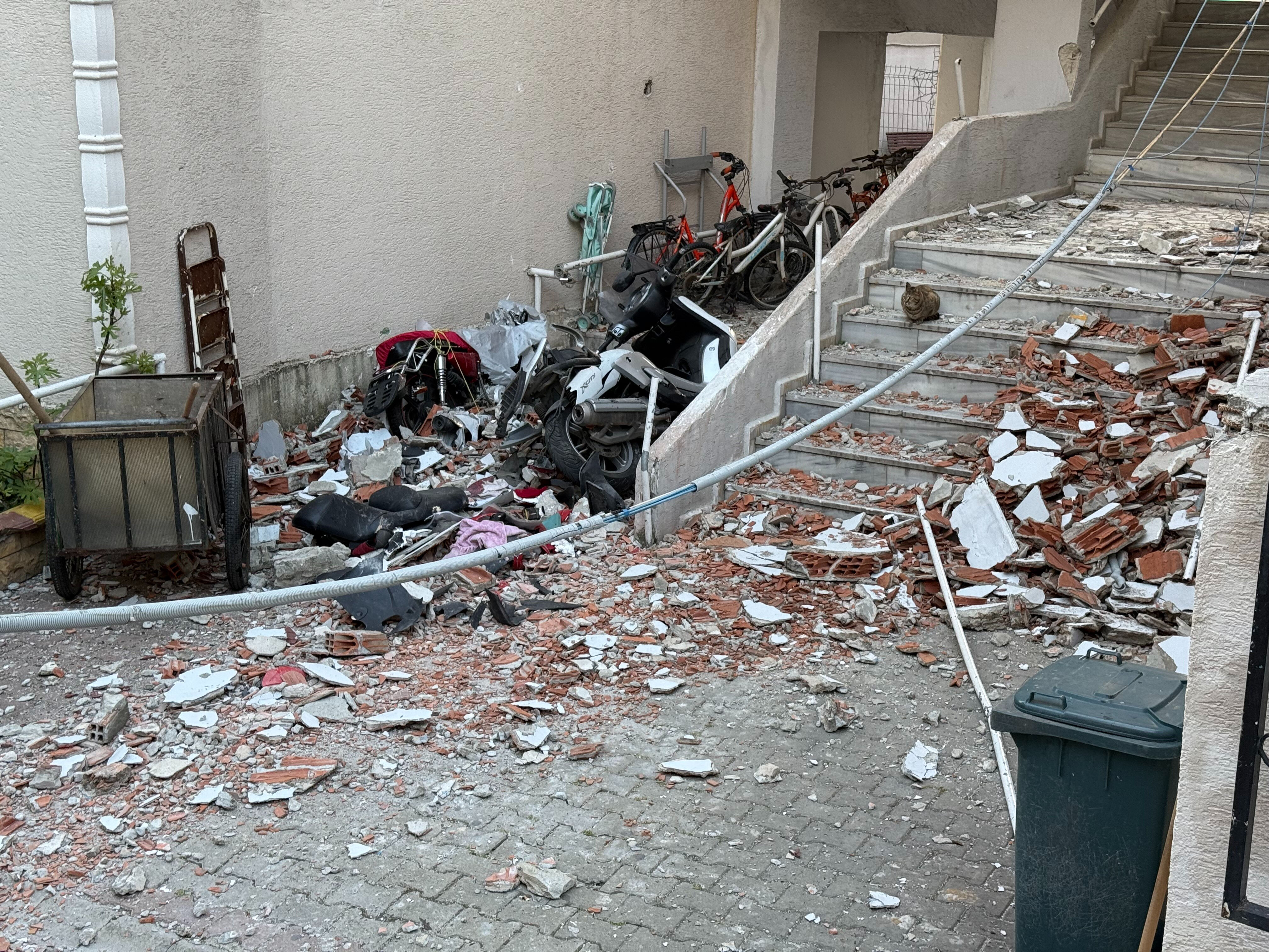 Kumburgaz'da korkunç anlar! 6.2'lik deprem bina duvarlarını böyle yıktı - 2. Resim