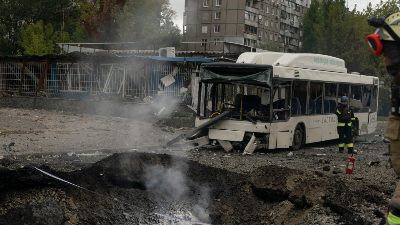 Sivillere hedefli İHA saldırısı! Ukrayna’da otobüs vuruldu: Ölü ve yaralılar var! Sivillere hedefli İHA saldırısı! Ukrayna’da otobüs vuruldu: Ölü ve yaralılar var!
