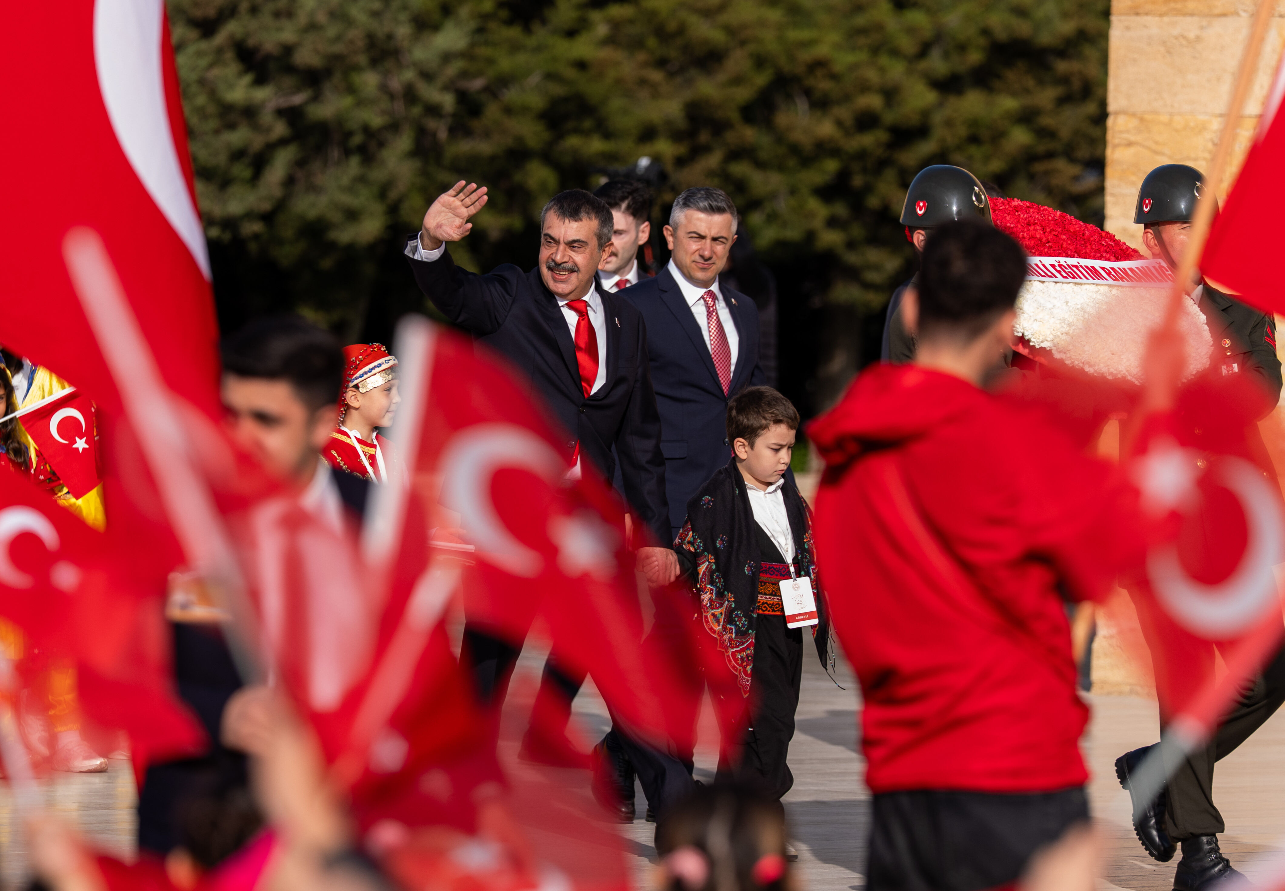 Siyasilerden 23 Nisan mesajları! "Her daim yanınızda yer alacağız" Siyasilerden 23 Nisan mesajları! "Her daim yanınızda yer alacağız" - 1. Resim