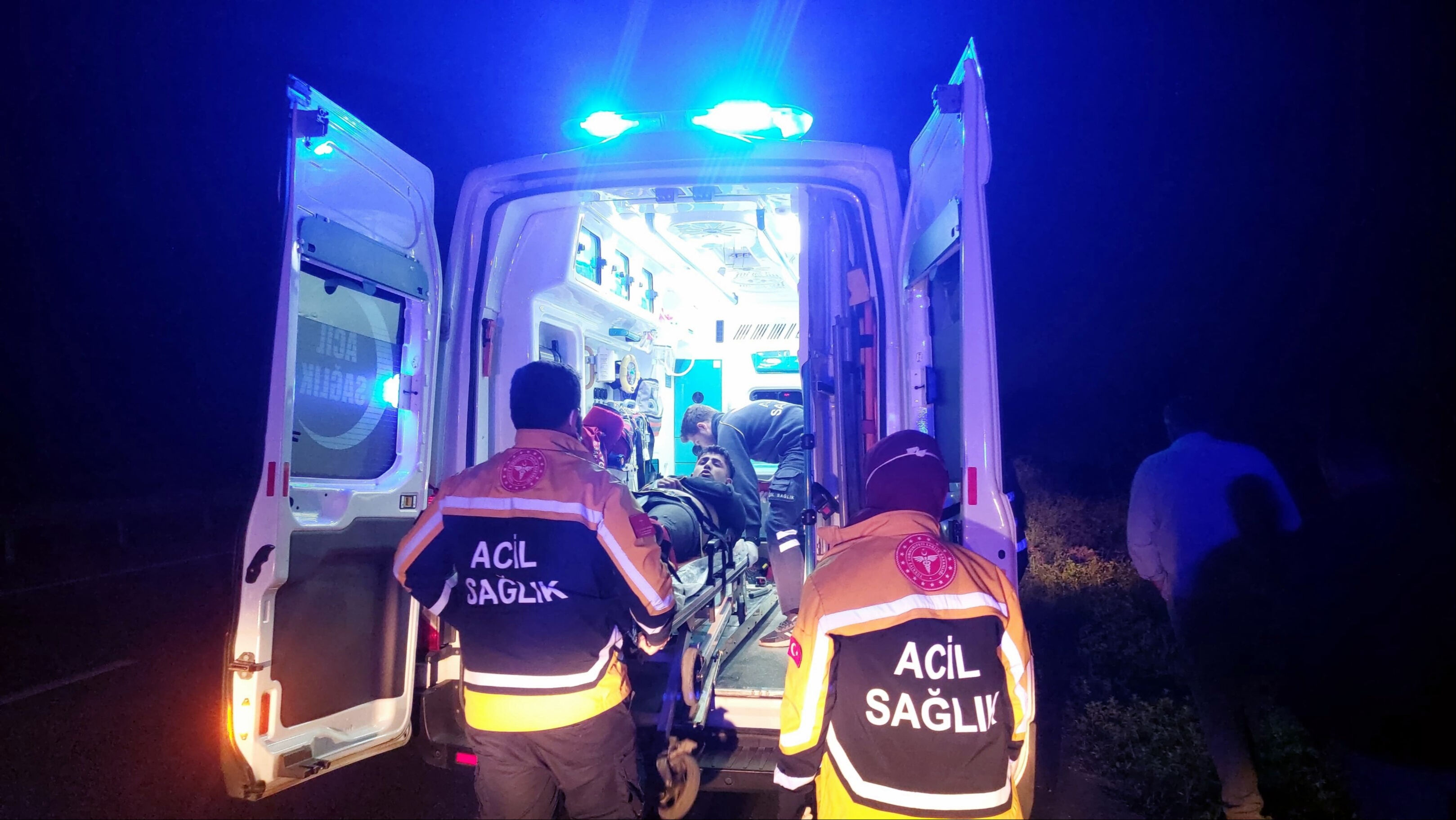 Tiryakinin böylesi! Araçla şarampole uçtu, sedye üstünde sigara yaktı Tiryakinin böylesi! Araçla şarampole uçtu, sedye üstünde sigara yaktı - 1. Resim