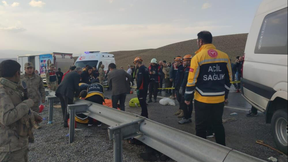 Yolcu minibüsü ile kamyonet çarpıştı! Feci kazada ölü sayısı yükseldi - 1. Resim