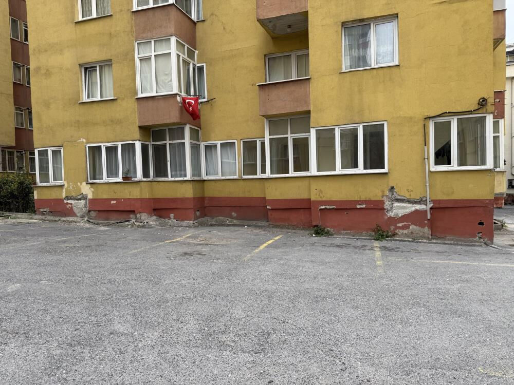 6,2'lik depremin ardından Küçükçekmece'de korkutan görüntü 6,2'lik depremin ardından Küçükçekmece'de korkutan görüntü - 1. Resim