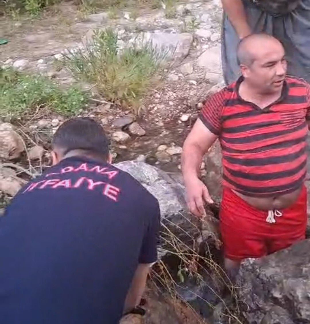 Adana'da ilginç olay! Su altında kolu iki kaya arasına sıkıştı, böyle kurtarılmayı bekledi - 3. Resim