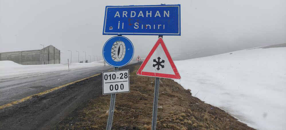 Ardahan'da nisan ayında kar yağışı! Sürücülerin zor anları - 1. Resim