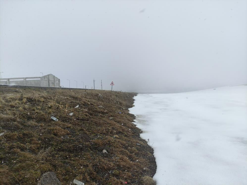 Ardahan'da nisan ayında kar yağışı! Sürücülerin zor anları - 2. Resim