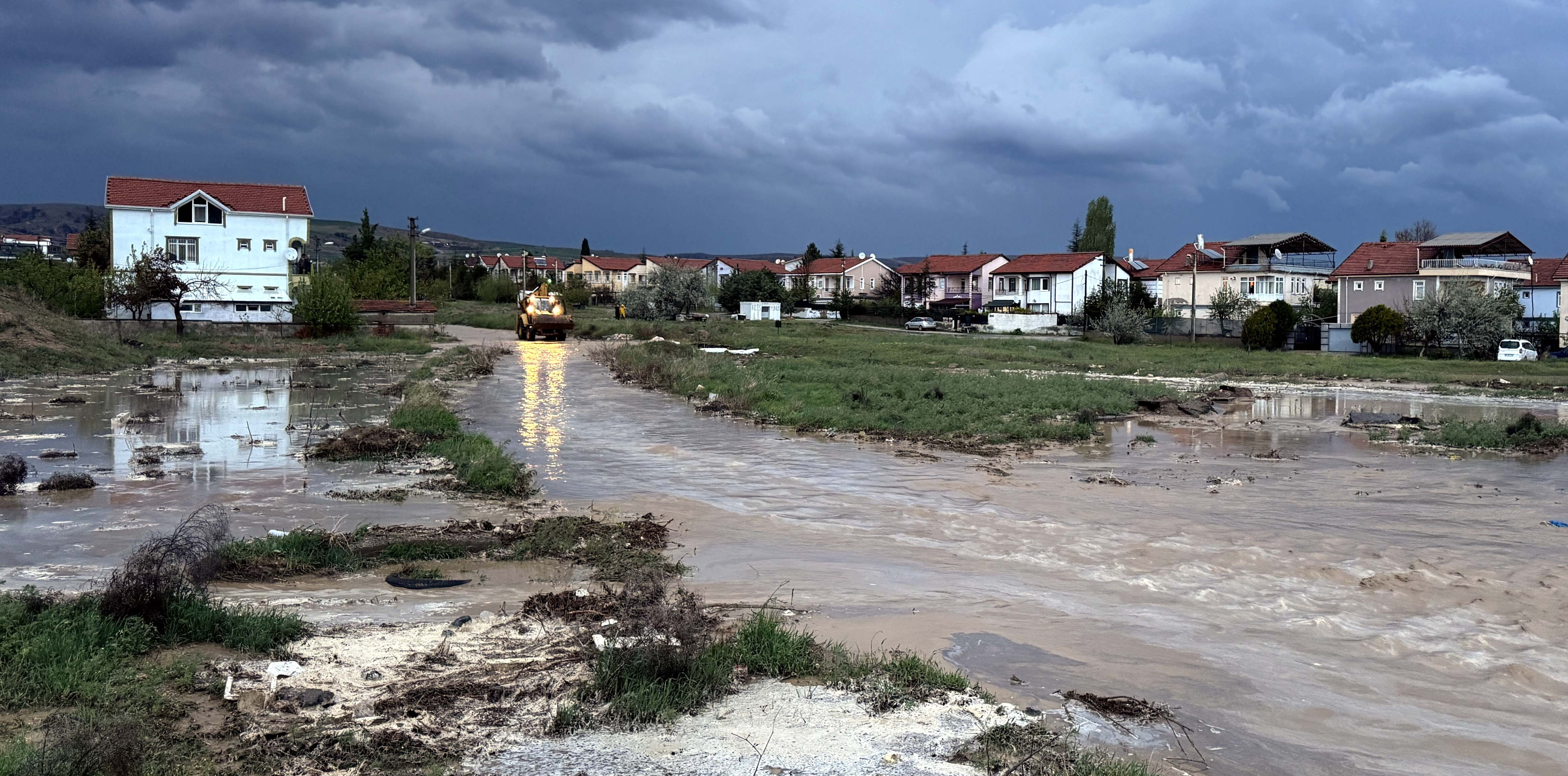 Dolu, sağanak yağış, serin hava... Çok sayıda kenti vurdu! Dolu, sağanak yağış, serin hava... Çok sayıda kenti vurdu! - 4. Resim