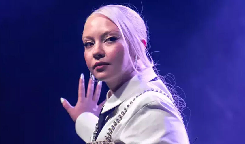 Ece Seçkin depreme uykuda yakalandı! Vitrin patladı, ödülleri tuzla buz oldu Ece Seçkin depreme uykuda yakalandı! Vitrin patladı, ödülleri tuzla buz oldu - 1. Resim