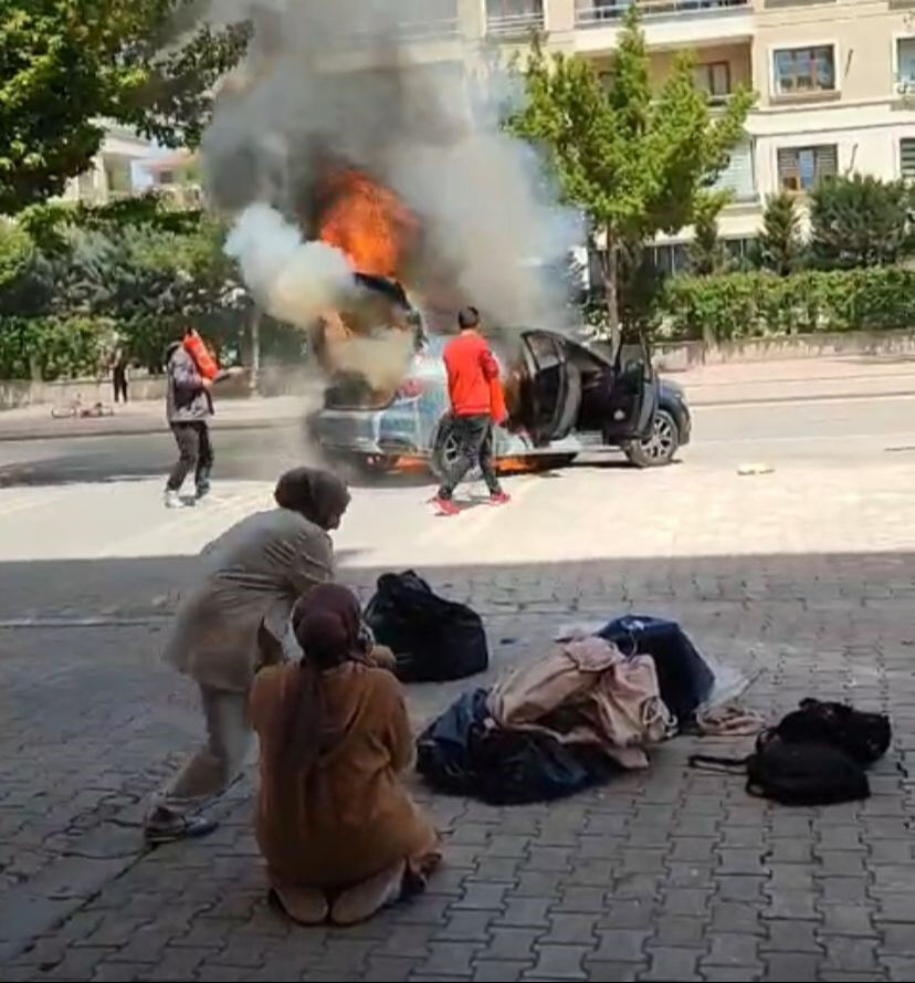 Elektrik kablosu aracı küle çevirdi! 3 kardeş son anda kurtuldu Elektrik kablosu aracı küle çevirdi! - 2. Resim