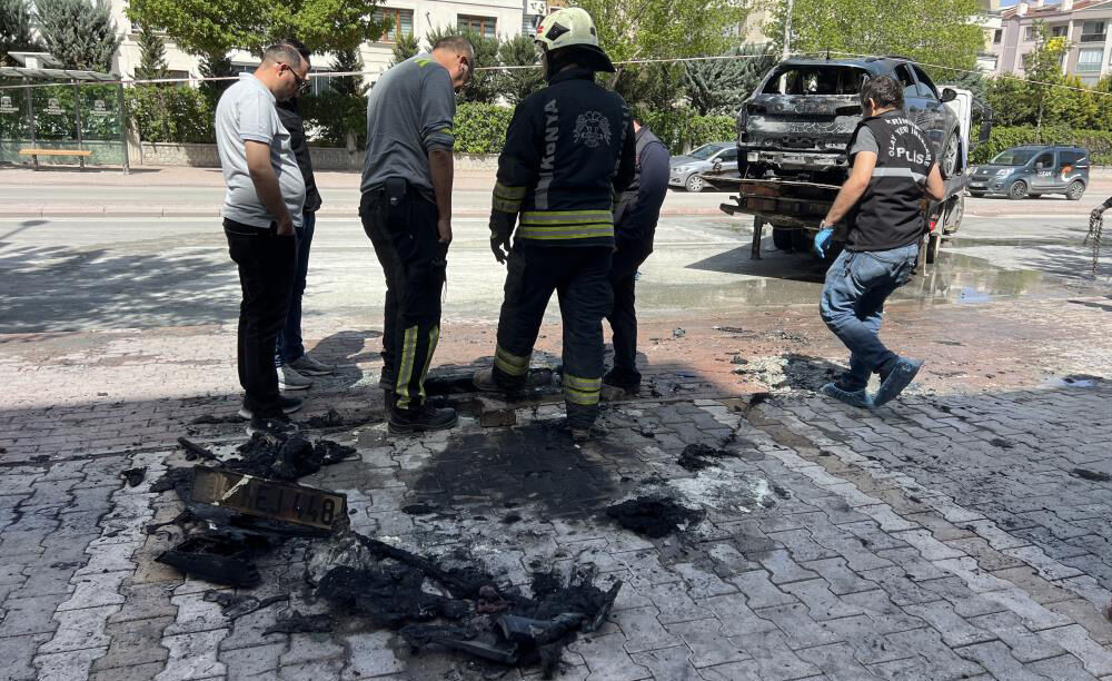 Elektrik kablosu aracı küle çevirdi! 3 kardeş son anda kurtuldu Elektrik kablosu aracı küle çevirdi! - 1. Resim