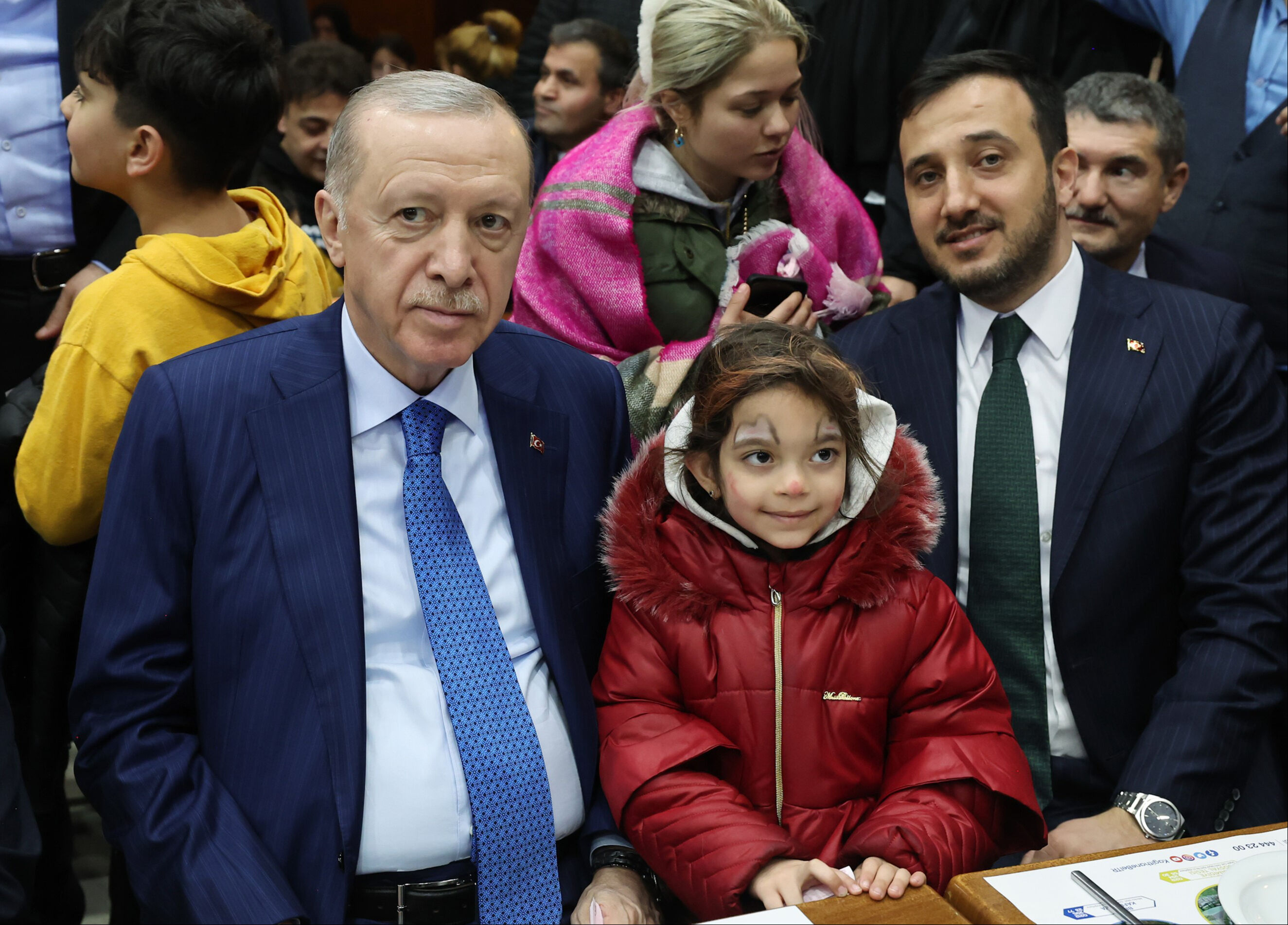 Erdoğan depremlerin ardından sahaya indi: Teyakkuz halinde kalmaya devam edeceğiz - 3. Resim