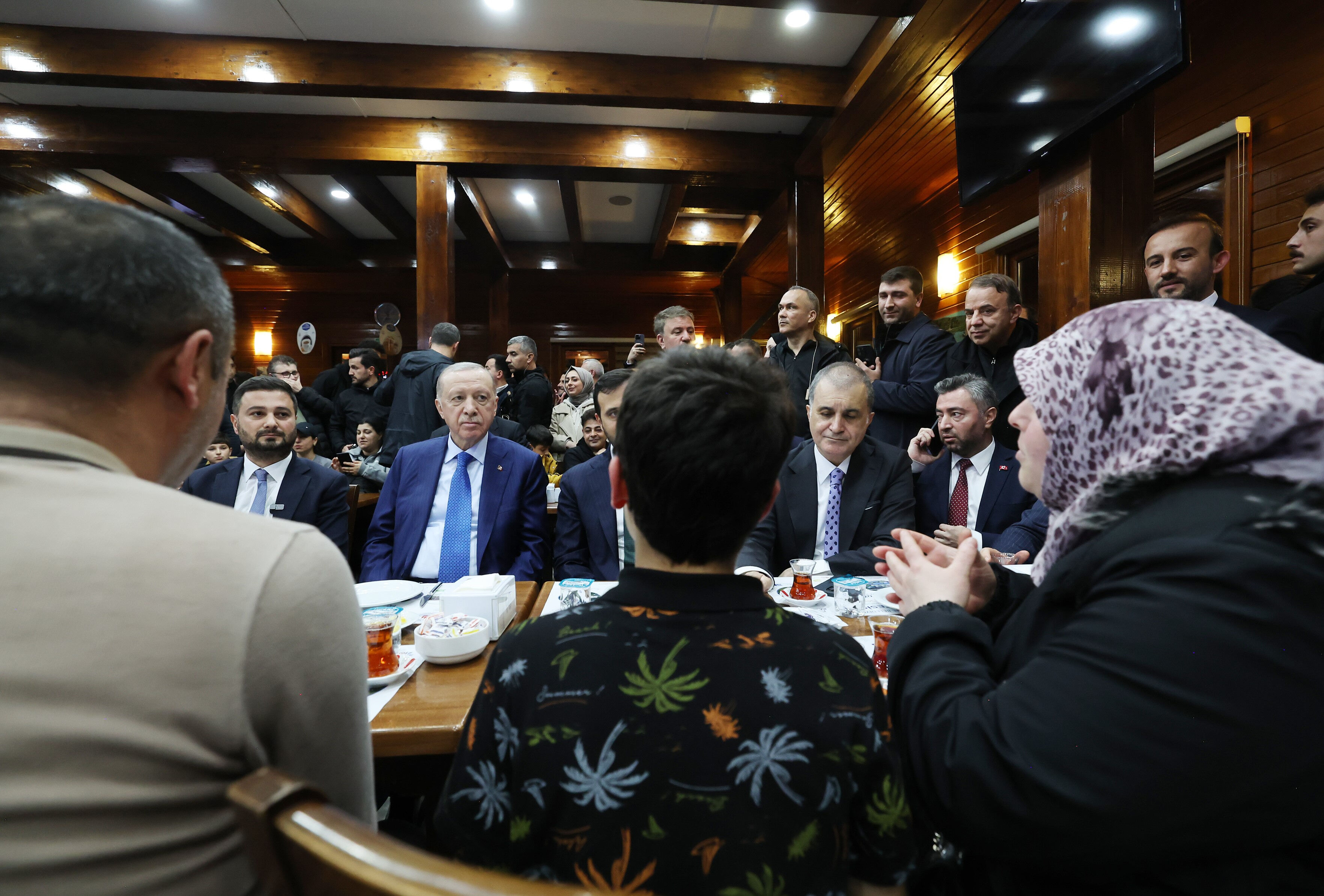 Erdoğan depremlerin ardından sahaya indi: Teyakkuz halinde kalmaya devam edeceğiz - 4. Resim