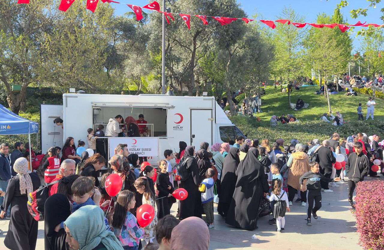 İkram araçları sahada! Evlerine giremeyenleri yalnız bırakmadılar - 1. Resim