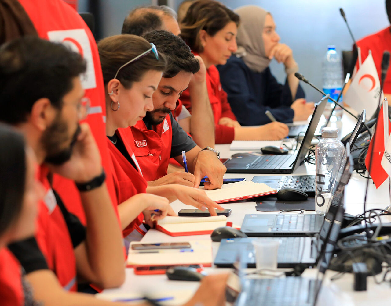 İkram araçları sahada! Evlerine giremeyenleri yalnız bırakmadılar - 3. Resim