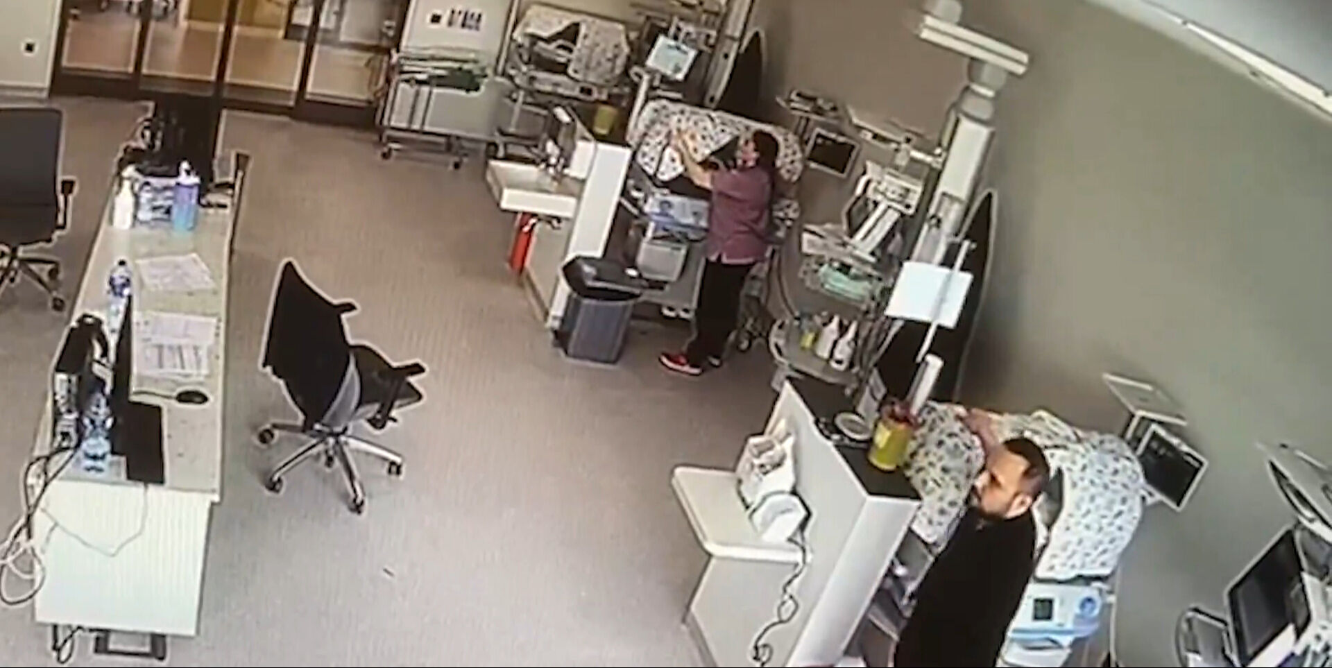 İstanbul depremi hastane kamerasında: Hemşire bebeklerin yanından ayrılmadı - 1. Resim