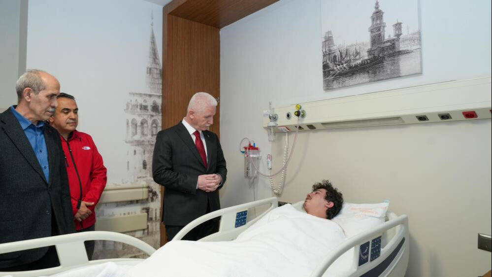 İstanbul Valisi depremde yaralananları ziyaret etti İstanbul Valisi depremde yaralananları ziyaret etti - 2. Resim