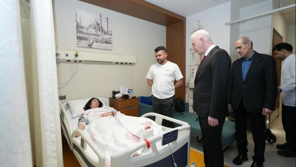İstanbul Valisi depremde yaralananları ziyaret etti İstanbul Valisi depremde yaralananları ziyaret etti - 1. Resim