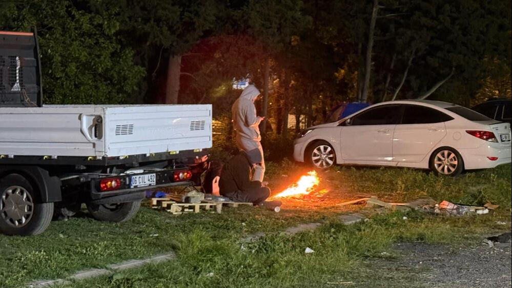 İstanbullular 6,2'lik depremin ardından sokaklarda sabahladı - 1. Resim