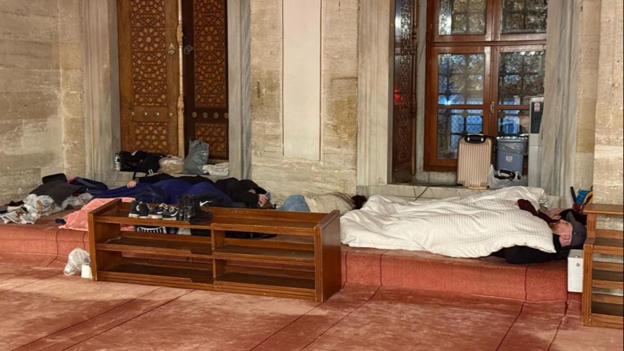 İstanbullular 6,2&#039;lik depremin ardından sokaklarda sabahladı