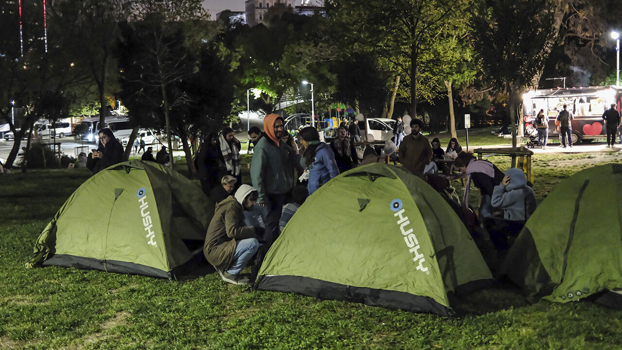 İstanbullular deprem sonrası yeni güne çadırlarda uyandı İstanbullular deprem sonrası yeni güne çadırlarda uyandı - 1. Resim
