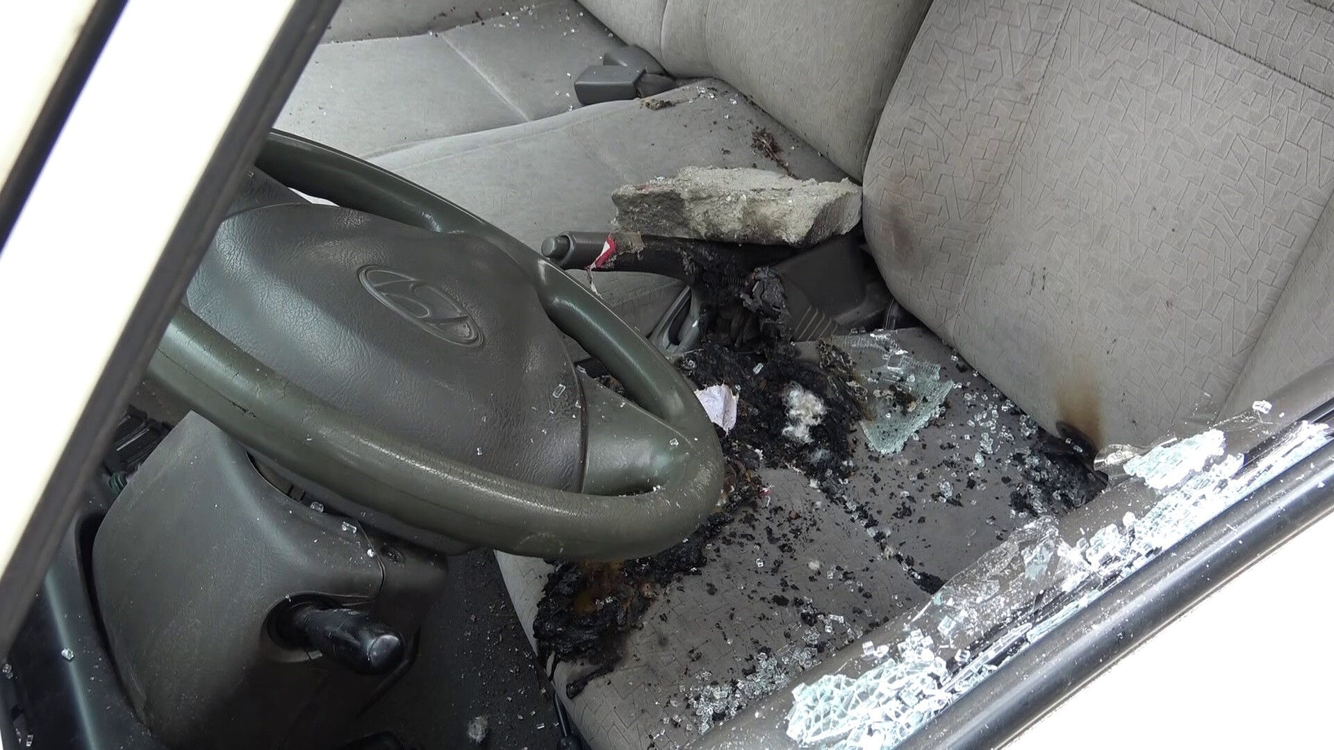 Kardeş dehşeti! Evin camlarını indirdi, yetmedi aracı ateşe verdi Kardeş dehşeti! Evin camlarını indirdi, yetmedi aracı ateşe verdi - 2. Resim