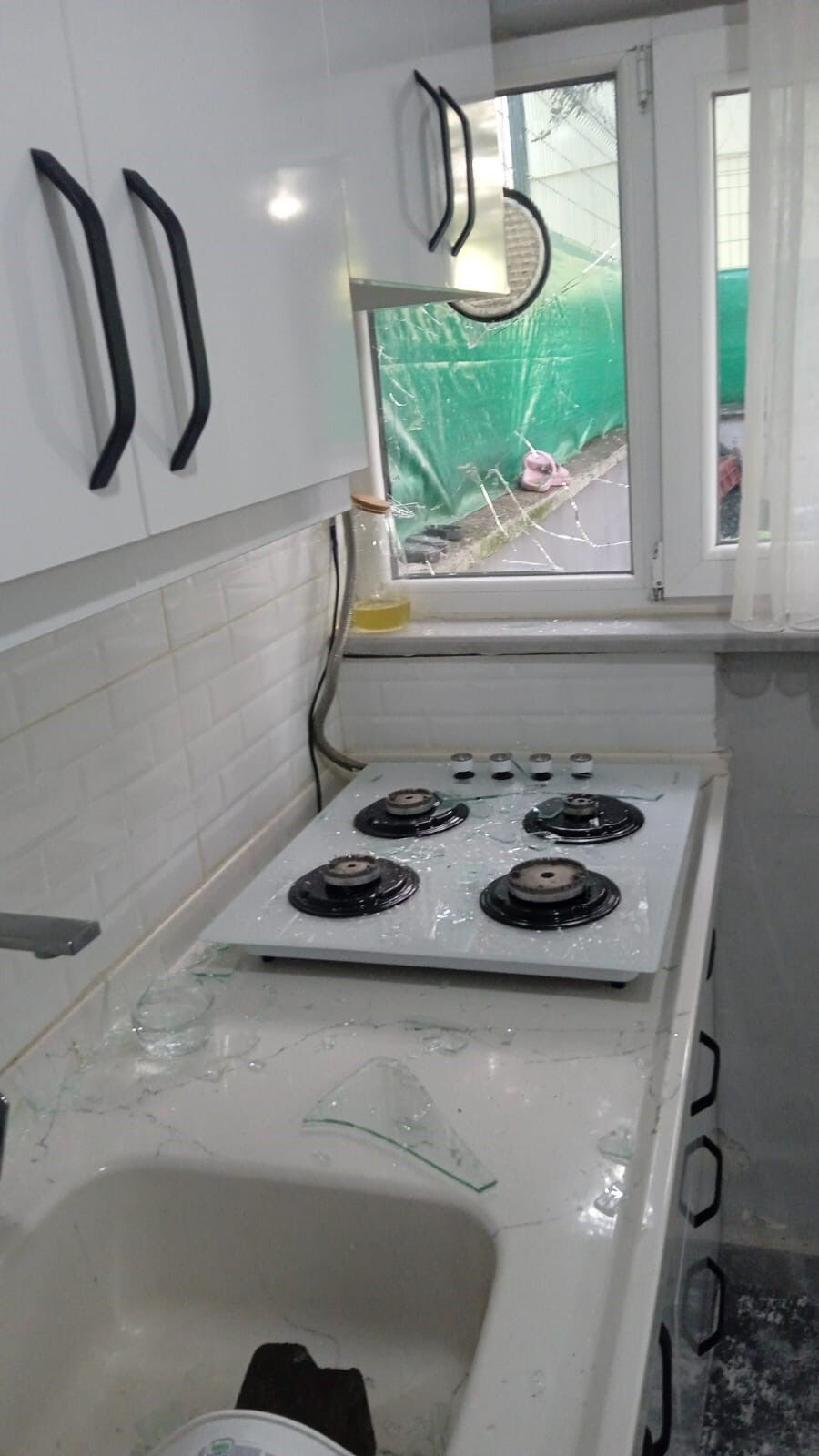 Kardeş dehşeti! Evin camlarını indirdi, yetmedi aracı ateşe verdi Kardeş dehşeti! Evin camlarını indirdi, yetmedi aracı ateşe verdi - 1. Resim