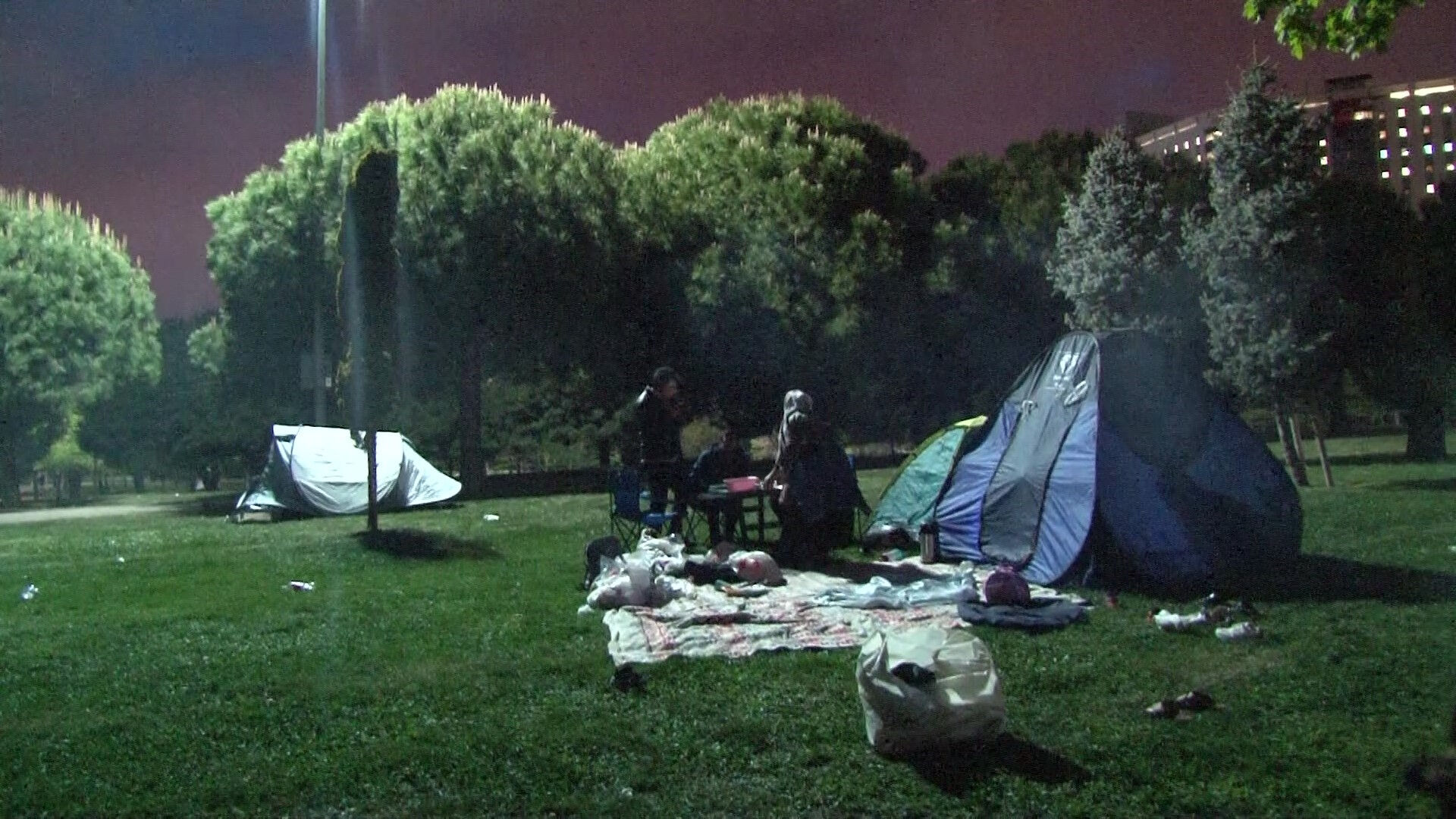 Kimisi çadırda, kimisi kamyonet kasasında! İstanbullular depremin ardından geceyi sokakta geçiriyor - 2. Resim