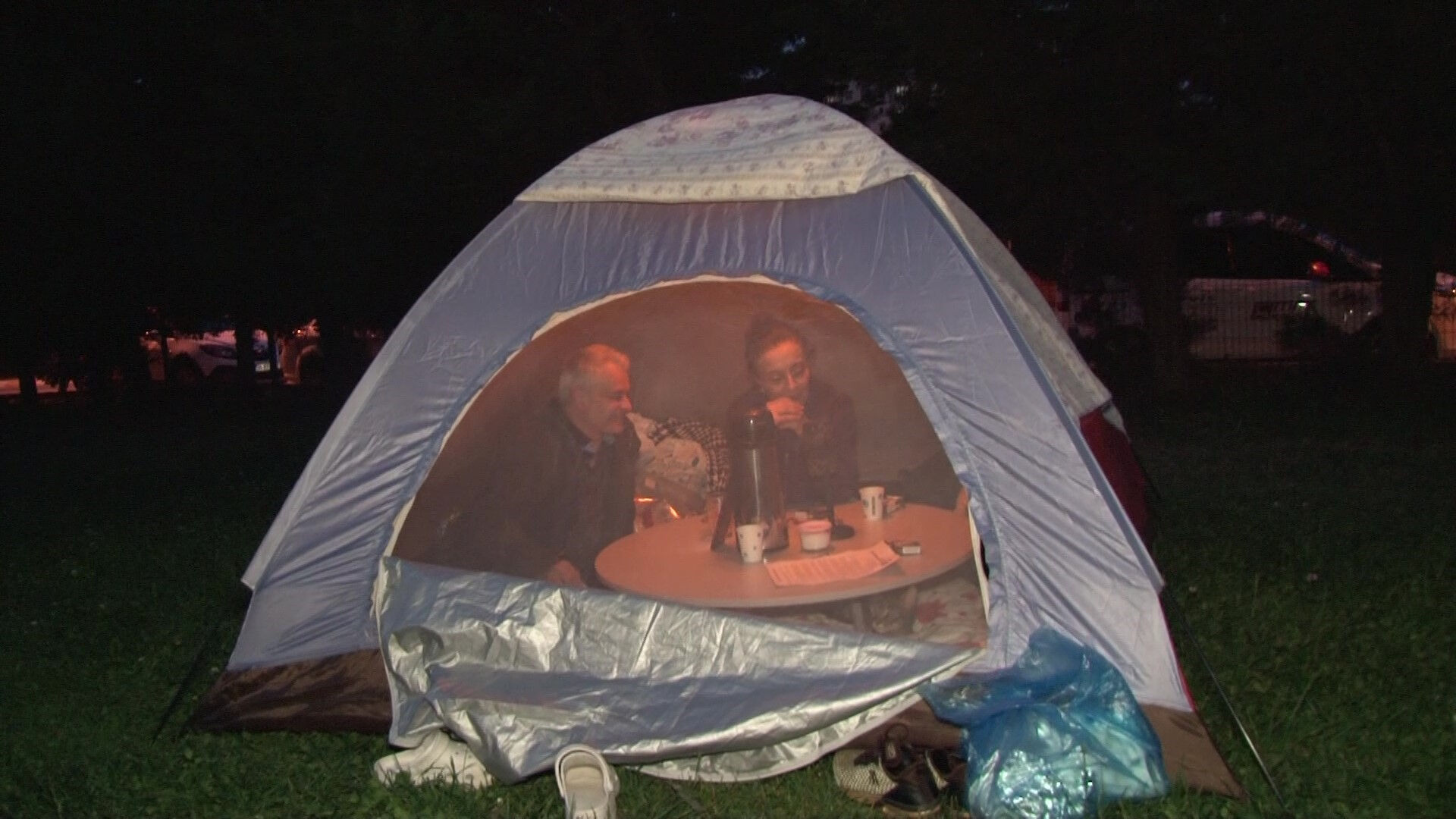 Kimisi çadırda, kimisi kamyonet kasasında! İstanbullular depremin ardından geceyi sokakta geçiriyor - 1. Resim