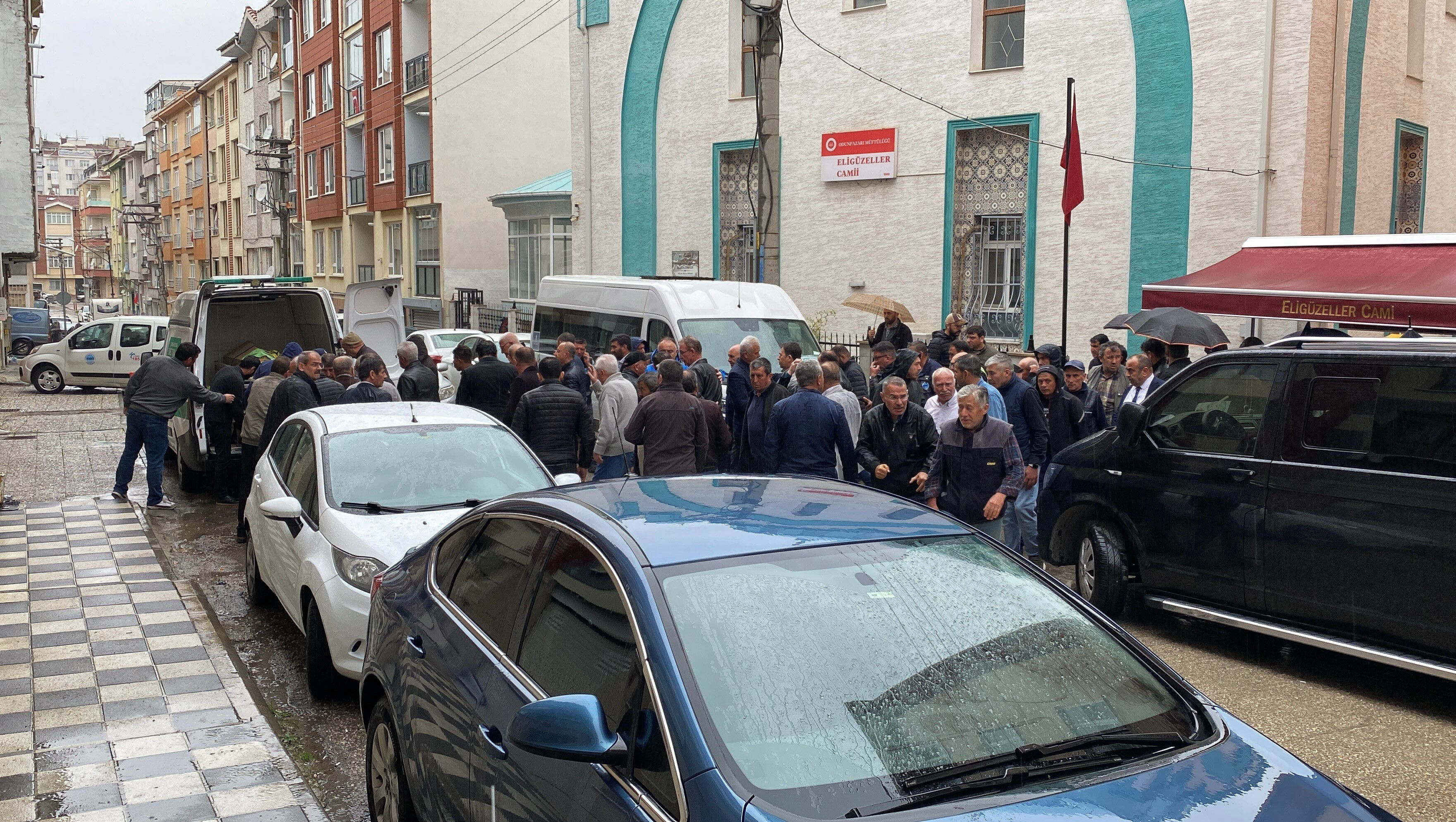 Paraşüt kazası can aldı! 2 arkadaş son yolculuğuna uğurlandı Paraşüt kazası can aldı! 2 arkadaş son yolculuğuna uğurlandı - 2. Resim