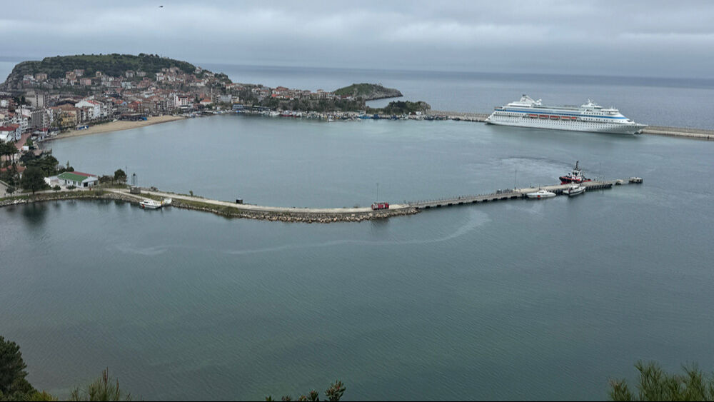 Rus turistler Türkiye'de: 11 katlı 'Astoria Grande' kruvaziyeri Amasra'ya demirledi - 1. Resim