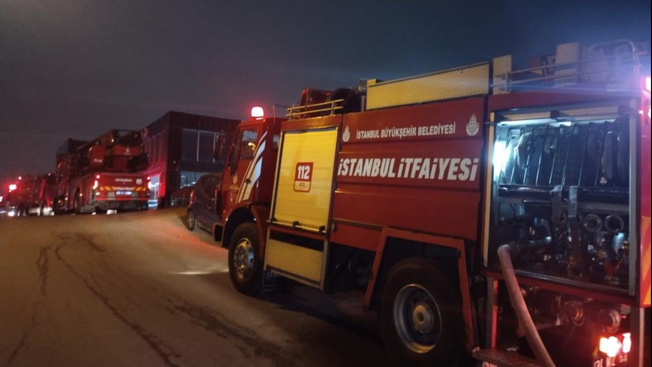 Sancaktepe&#039;de oto galericiler sitesinde yangın çıktı!