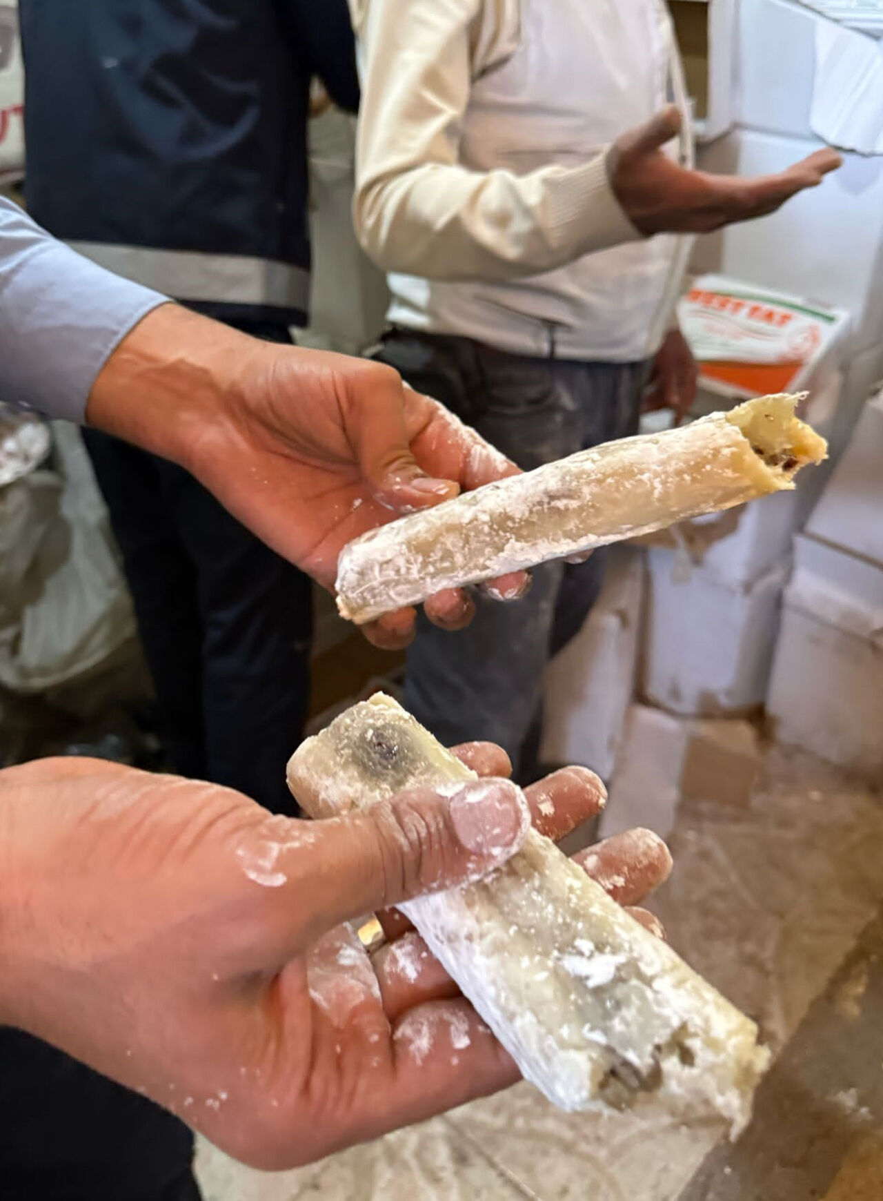 Şanlıurfa'da bir skandal daha! Görüntü şoke etti... 2 ton küflü lokum ele geçirildi Şanlıurfa'da bir skandal daha! Görüntü şoke etti... 2 ton küflü lokum ele geçirildi - 1. Resim