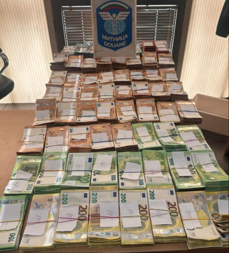 Şoför yatağının altına 524 bin 940 euro gizledi! Gümrük memurları ele geçirdi Şoför yatağının altına 524 bin 940 euro gizledi! Gümrük memurları ele geçirdi - 1. Resim