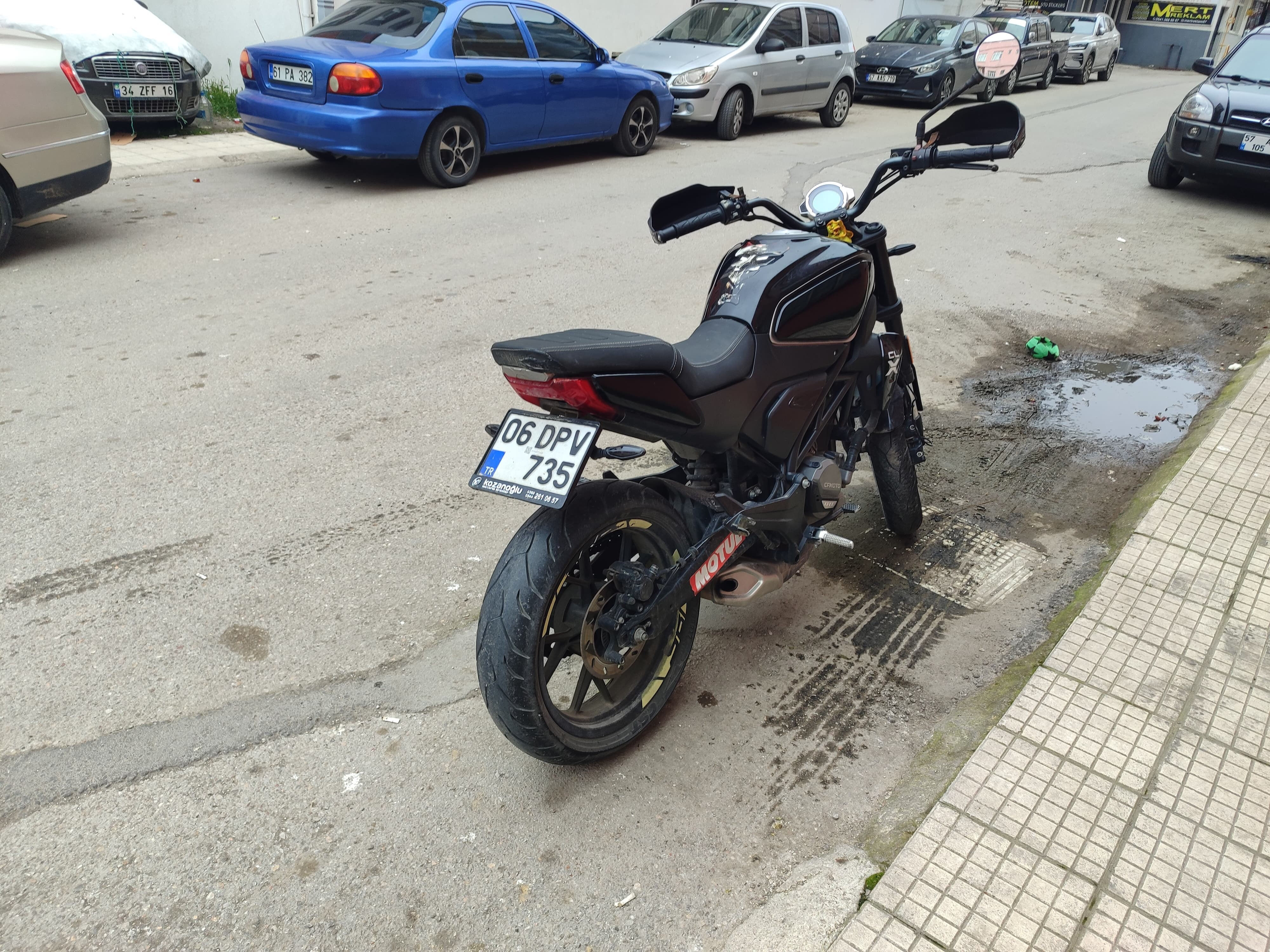 Trafik magandalarından tehlikeli şov! Tek teker üzerinde faciayı yaşadı - 1. Resim