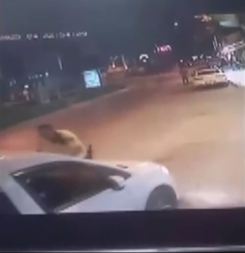 Trafik polisini aracın kaputunda sürükledi! Alkollü sürücü tutuklandı Trafik polisini aracın kaputunda sürükledi! Alkollü sürücü tutuklandı - 2. Resim