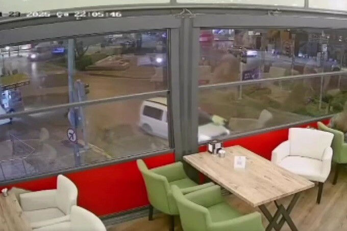 Trafik polisini aracın kaputunda sürükledi! Alkollü sürücü tutuklandı Trafik polisini aracın kaputunda sürükledi! Alkollü sürücü tutuklandı - 1. Resim