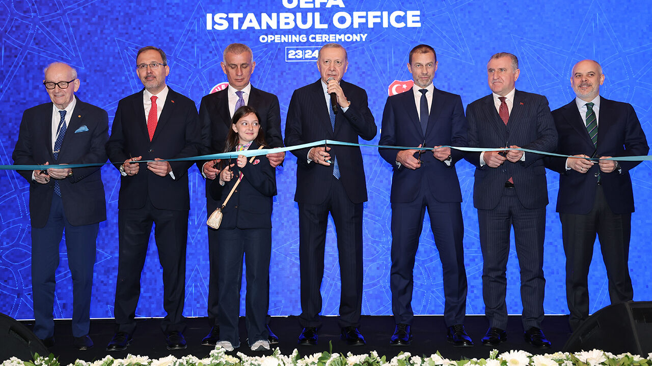 UEFA, Türkiye'de temsilcilik açtı! Cumhurbaşkanı Erdoğan depremi unutmadı UEFA, Türkiye'de temsilcilik açtı! Cumhurbaşkanı Erdoğan depremi unutmadı - 2. Resim