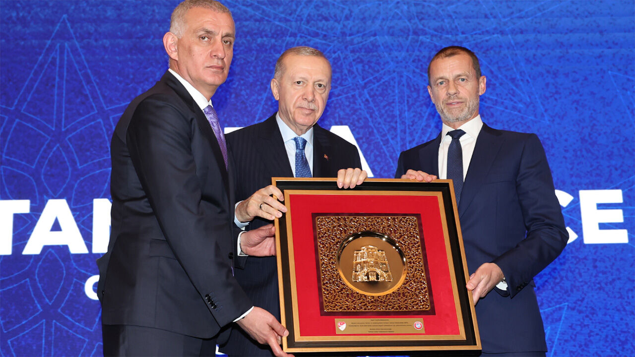 UEFA, Türkiye'de temsilcilik açtı! Cumhurbaşkanı Erdoğan depremi unutmadı UEFA İstanbul Temsilciliği açılış töreninde Cumhurbaşkanı Recep Tayyip Erdoğan, UEFA Başkanı Aleksander Ceferin ve Türkiye Futbol Federasyonu (TFF) Başkanı İbrahim Hacıosmanoğlu da yer aldı.