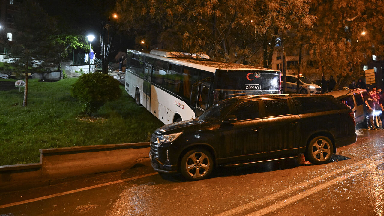 Ankara Etimesgut'ta hareketli gece! Freni boşalan otobüs araçlara çarparak durabildi Ankara Etimesgut'ta hareketli gece! Freni boşalan otobüs araçlara çarparak durabildi - 1. Resim