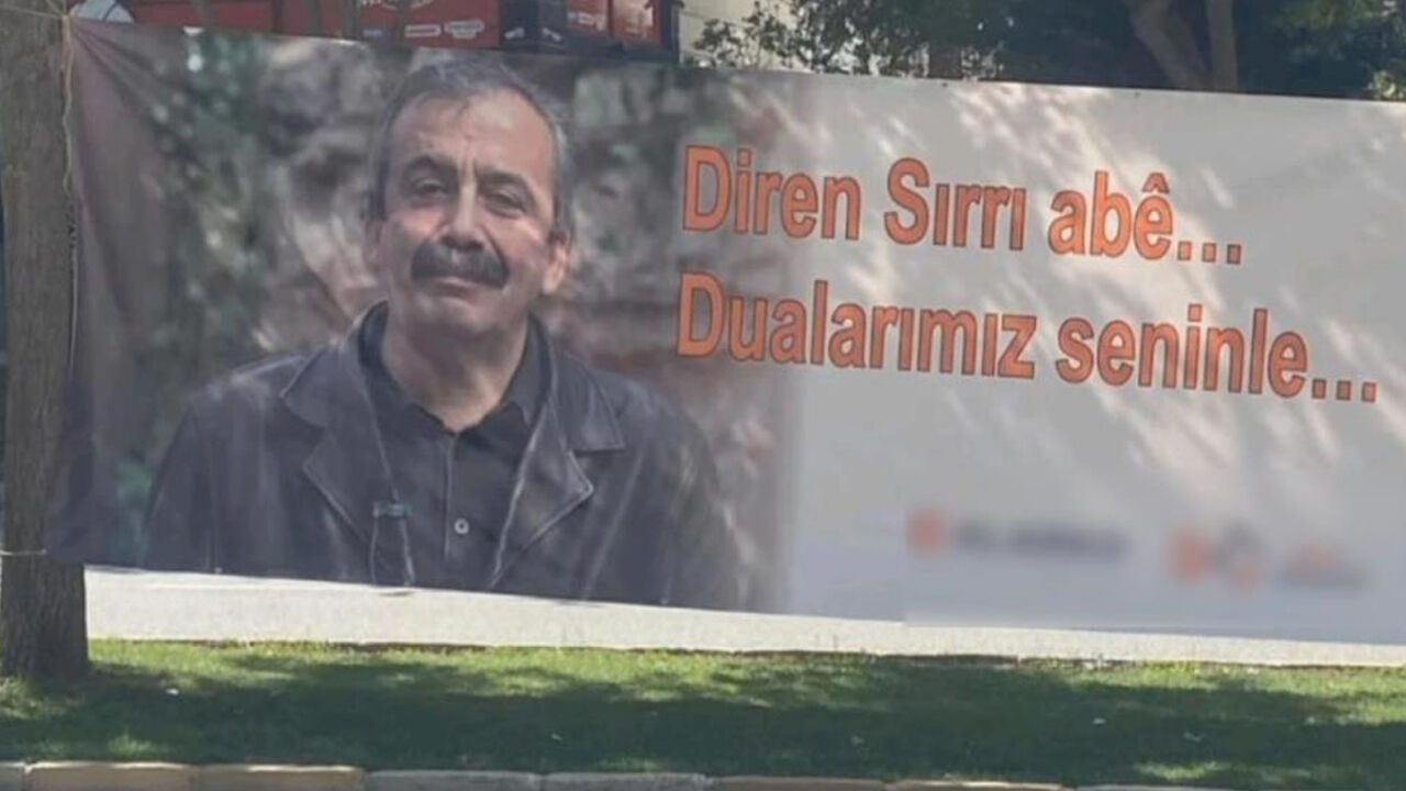 Belediyeden tepki çeken karar! Sırrı Süreyya Önder pankartını söktüler Belediyeden tepki çeken karar! Sırrı Süreyya Önder pankartını söktüler - 1. Resim