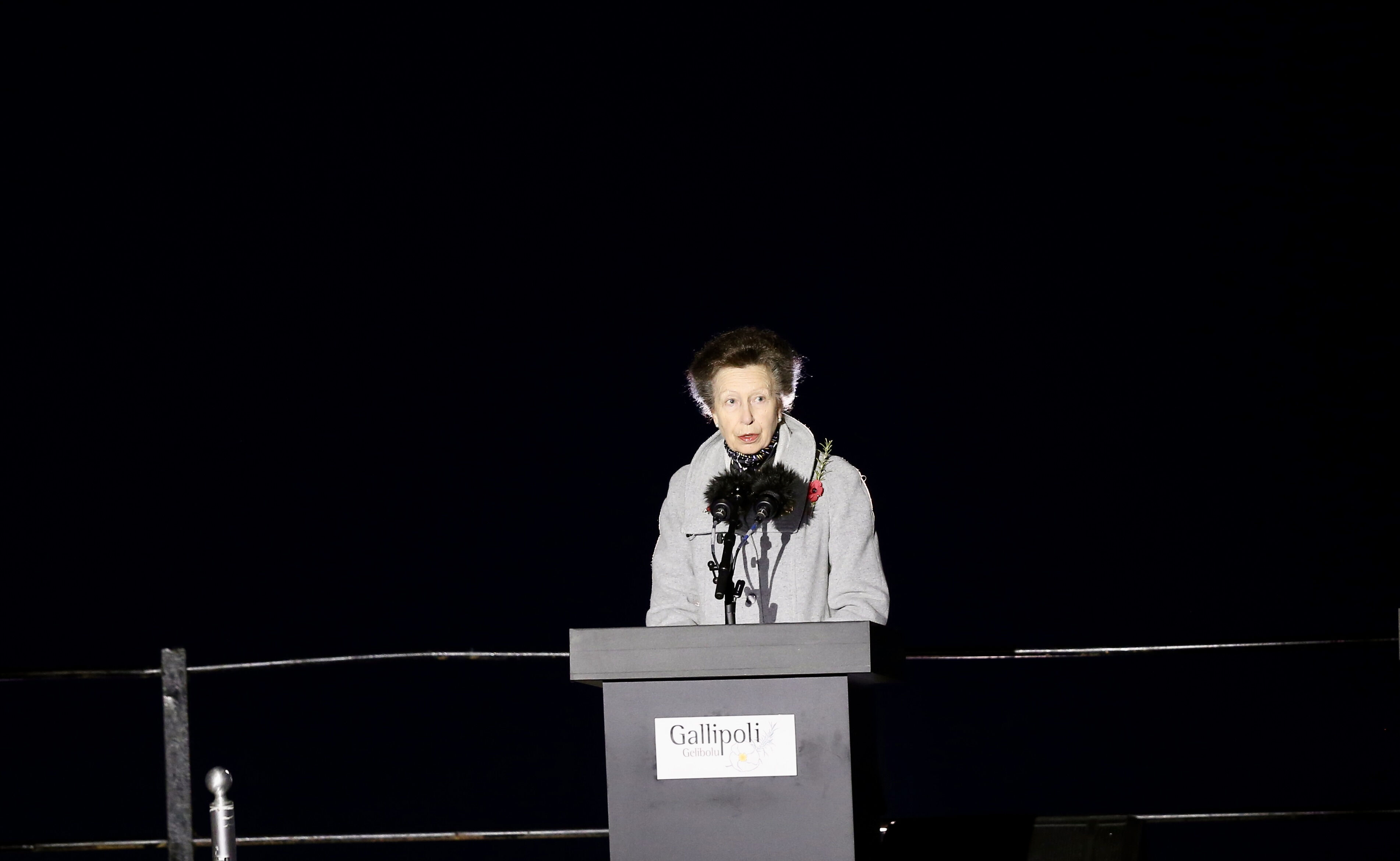 Binlerce Anzak geleneksel 'Şafak Ayini' için Çanakkale’de! ''110 yıl önce bu topraklarda...'' Binlerce Anzak geleneksel tören için Çanakkale’ye akın etti! ''110 yıl önce bu topraklarda...'' - 2. Resim