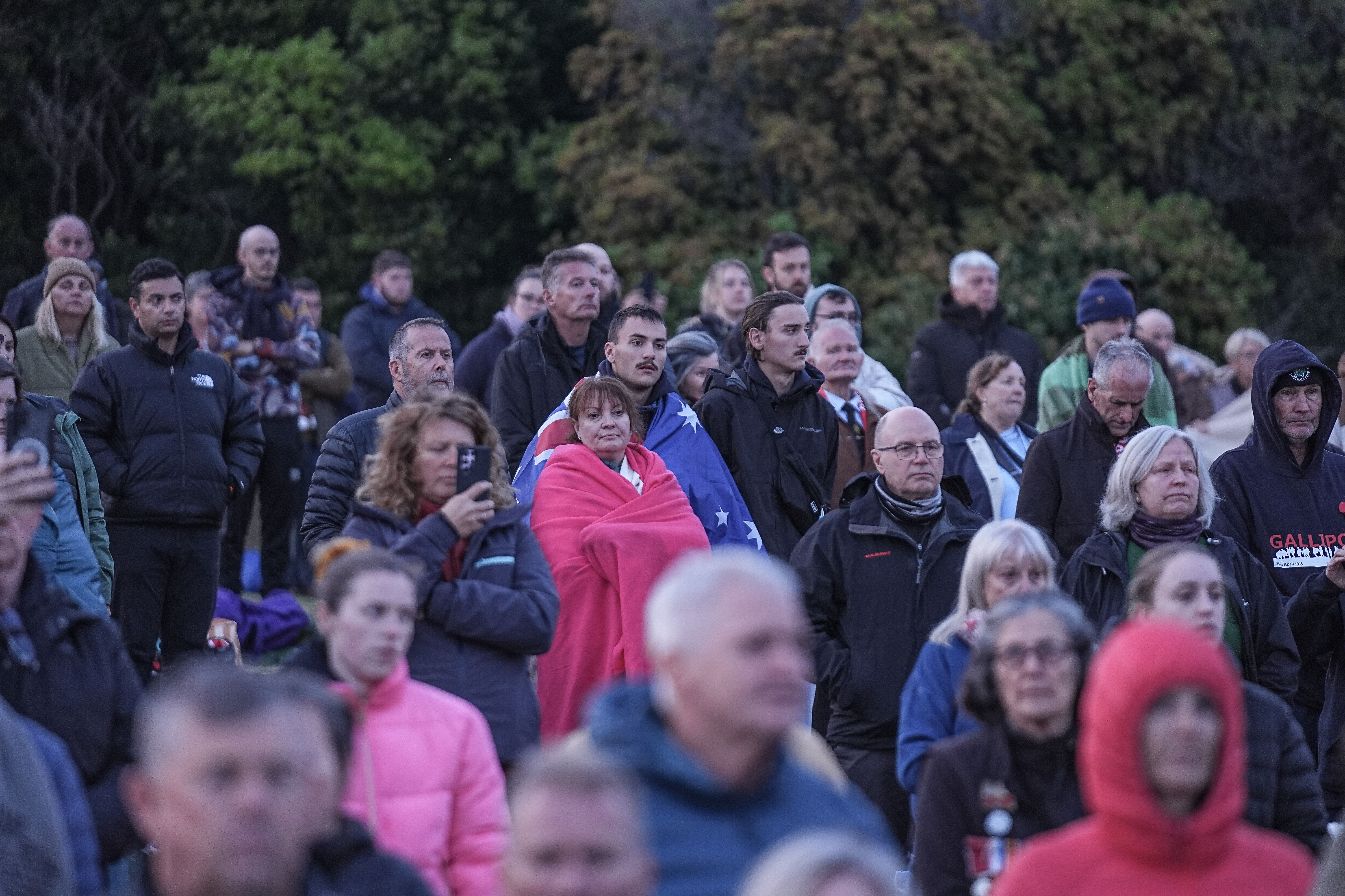 Binlerce Anzak geleneksel 'Şafak Ayini' için Çanakkale’de! ''110 yıl önce bu topraklarda...'' Binlerce Anzak geleneksel tören için Çanakkale’ye akın etti! ''110 yıl önce bu topraklarda...'' - 4. Resim