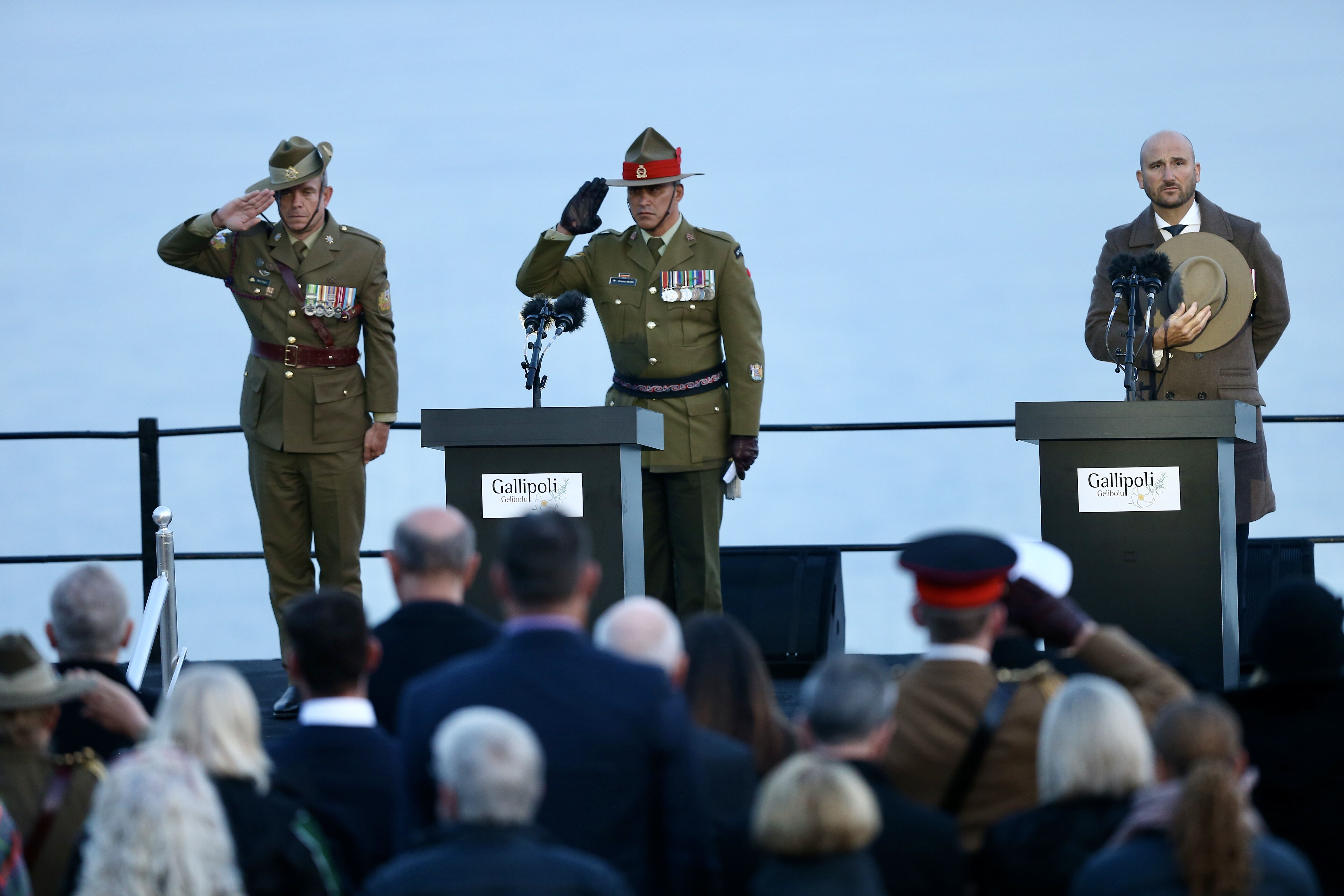 Binlerce Anzak geleneksel 'Şafak Ayini' için Çanakkale’de! ''110 yıl önce bu topraklarda...'' Binlerce Anzak geleneksel tören için Çanakkale’ye akın etti! ''110 yıl önce bu topraklarda...'' - 3. Resim