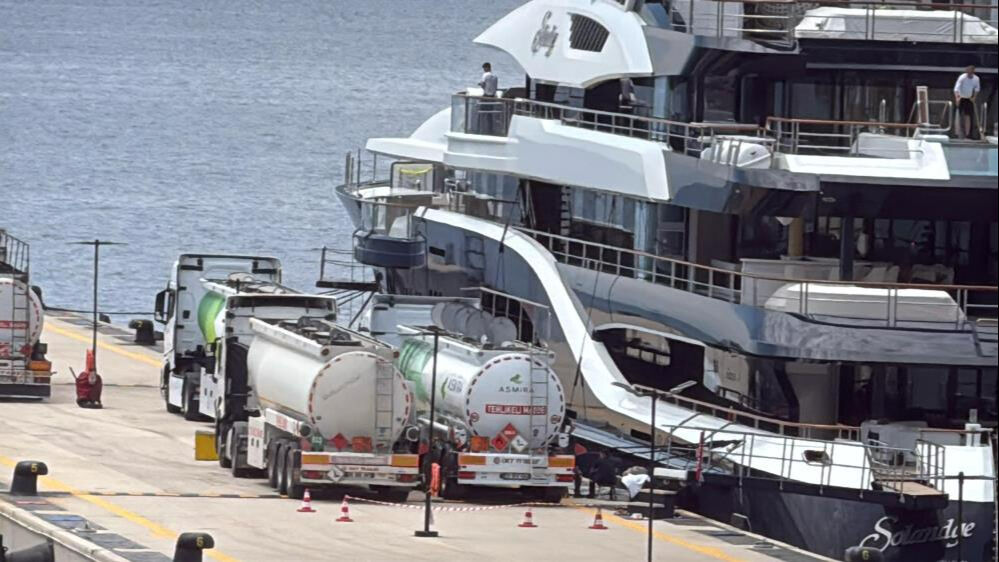 Bodrum'da yüzen saray: 20 tankerden yakıt aldı! Haftalık kirası dudak uçuklattı Bodrum'da yüzen saray: Yakıt 20 tankerle geldi, haftalık kirası dudak uçuklattı - 2. Resim