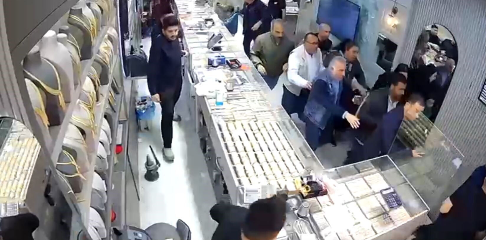 Deprem paniğiyle atlamak istedi! Çığlıklar yükseldi, esnaf harekete geçti - 3. Resim