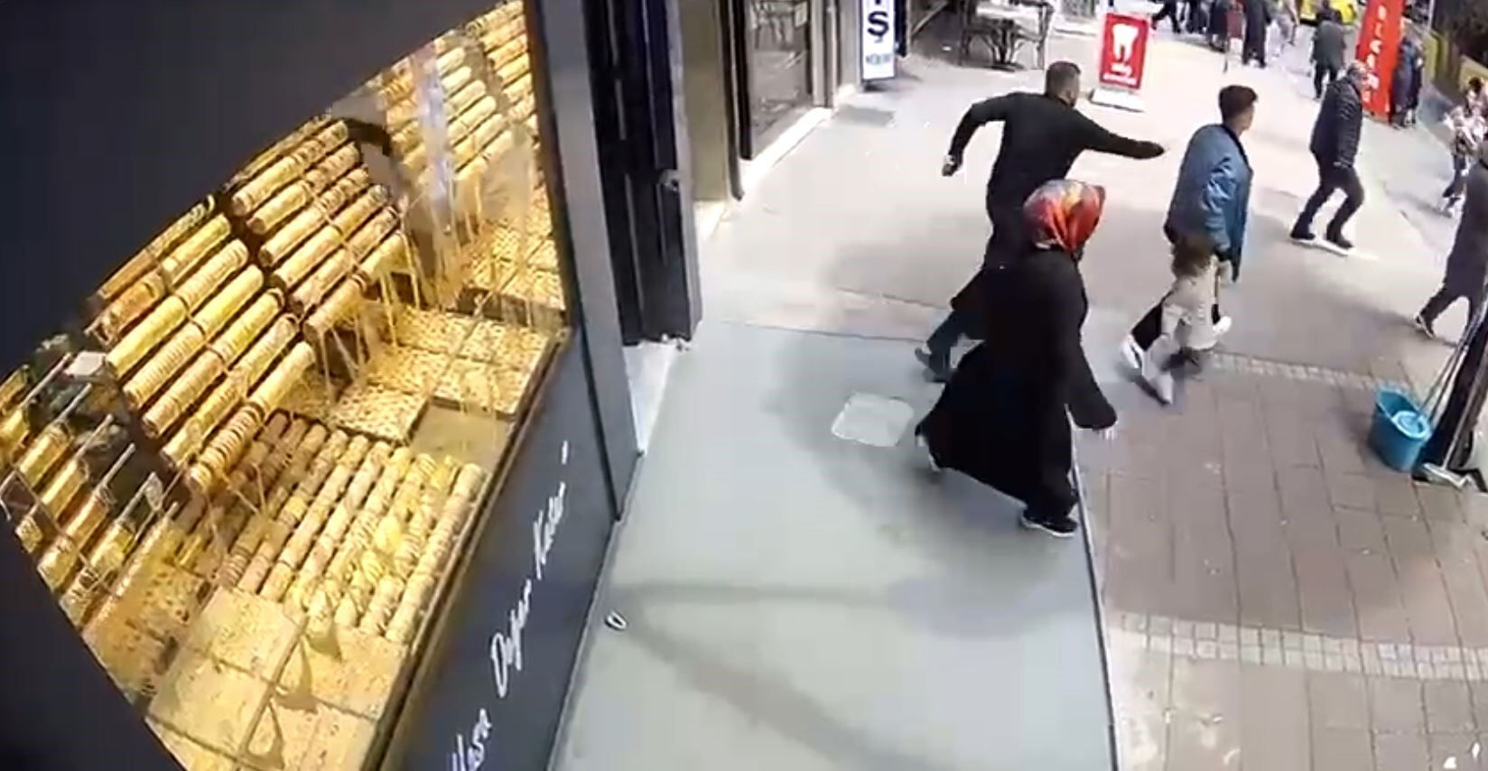 Deprem paniğiyle atlamak istedi! Çığlıklar yükseldi, esnaf harekete geçti - 2. Resim