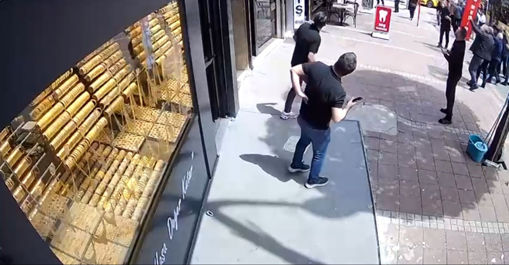 Deprem paniğiyle atlamak istedi! Çığlıklar yükseldi, esnaf harekete geçti - 1. Resim