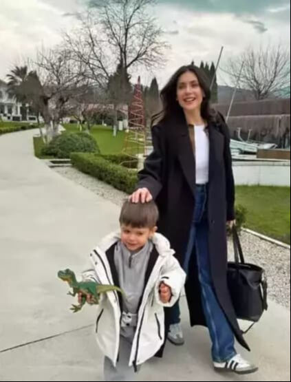 Depreme çekimde yakalanmış can havliyle oğluna koşmuştu: Fulya Zenginer viral olan o anları anlattı Depreme çekimde yakalanmış can havliyle oğluna koşmuştu: Viral olan o anları anlattı - 1. Resim